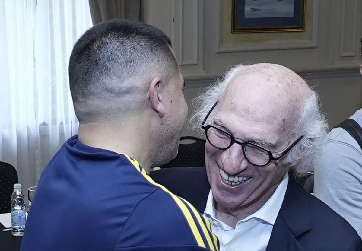Bianchi, el "papá" de Riquelme dio indicaciones en el vestuario
