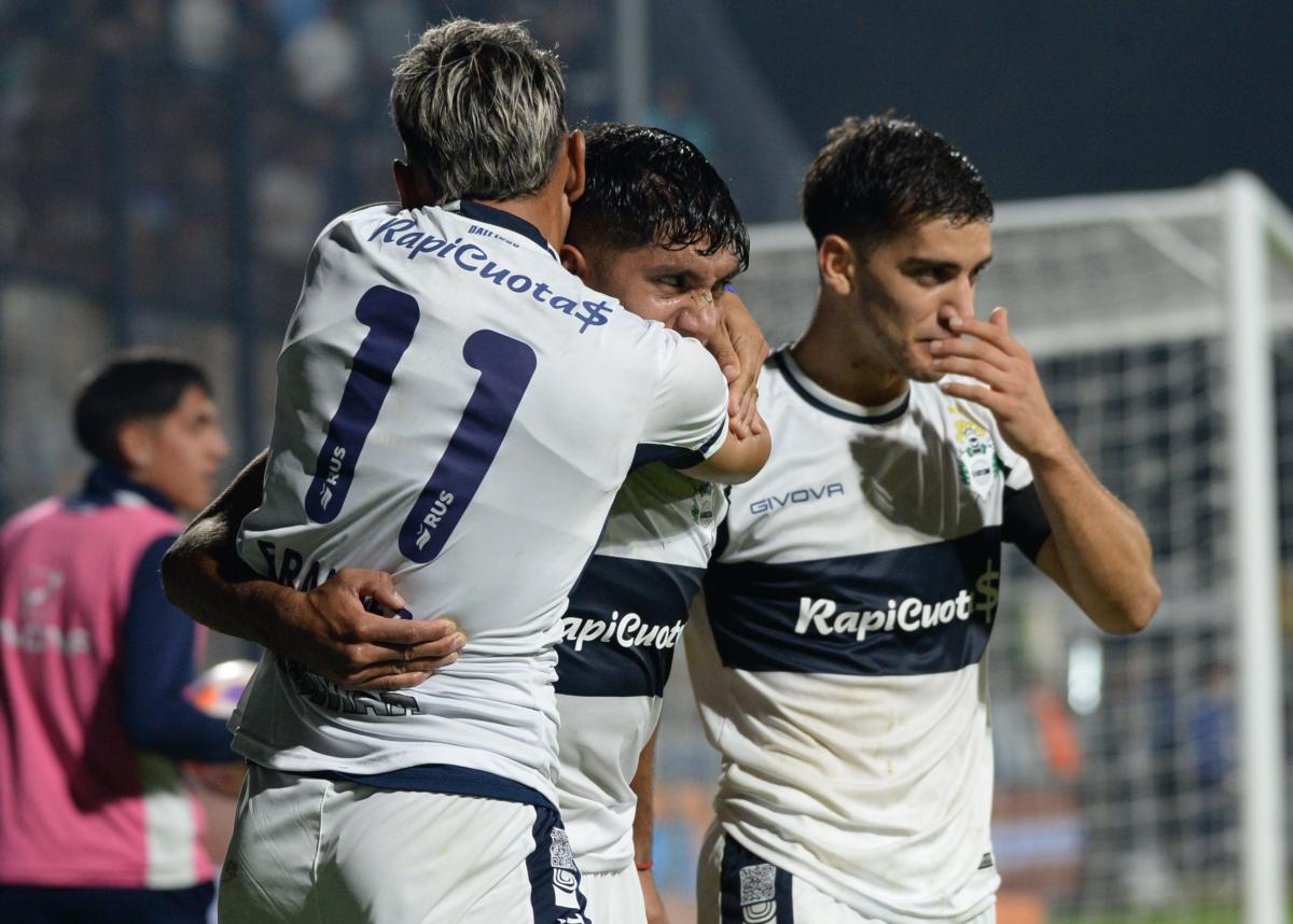 Gimnasia le ganó a Lanús en tiempo de descuento ayudado por la mala fortuna del arquero de Lanús