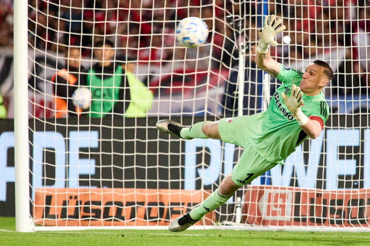 VIDEO | Superman Armani ahora ataja penales y salvó a un muy flojo River