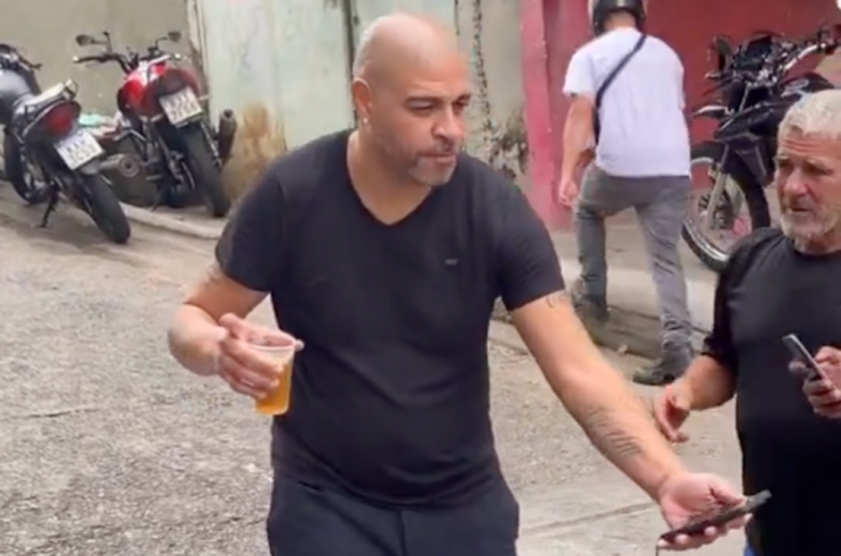 VIDEO | El preocupante momento de Adriano borracho en la favela