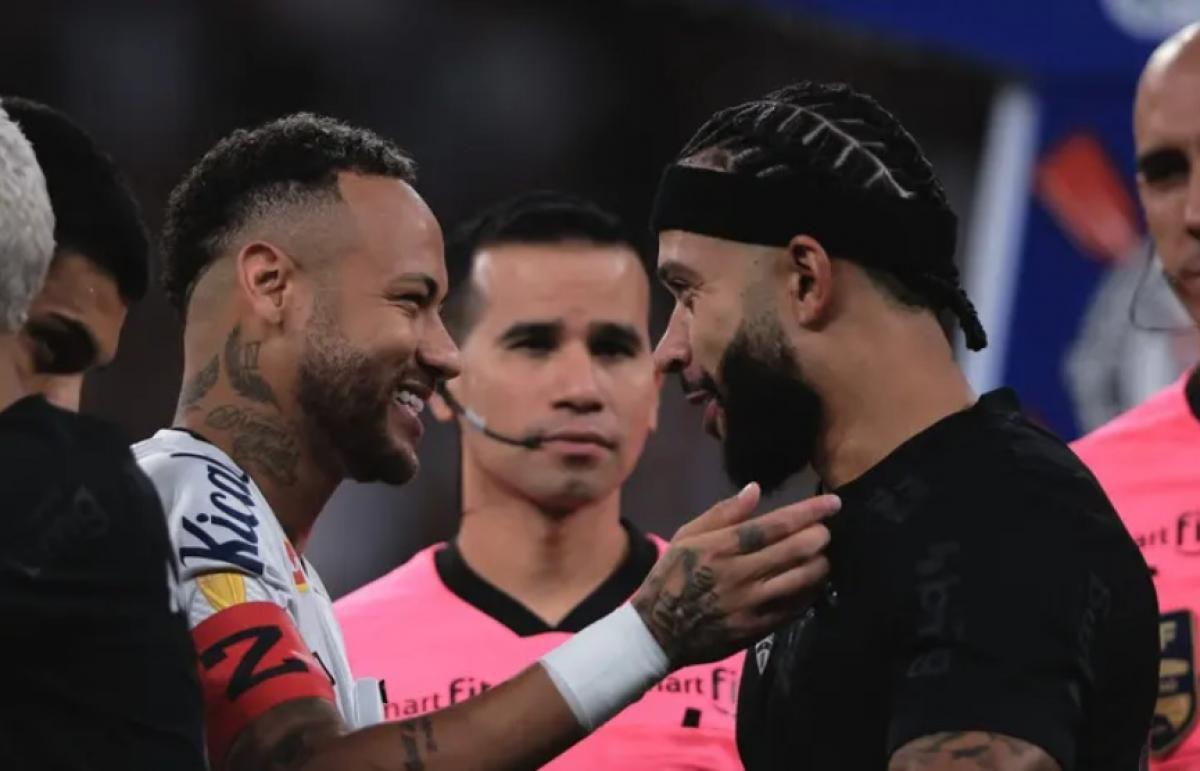 Depay y Neymar lloran por el césped sintético: "Brasil ¿cuándo vas a escuchar a los jugadores?"