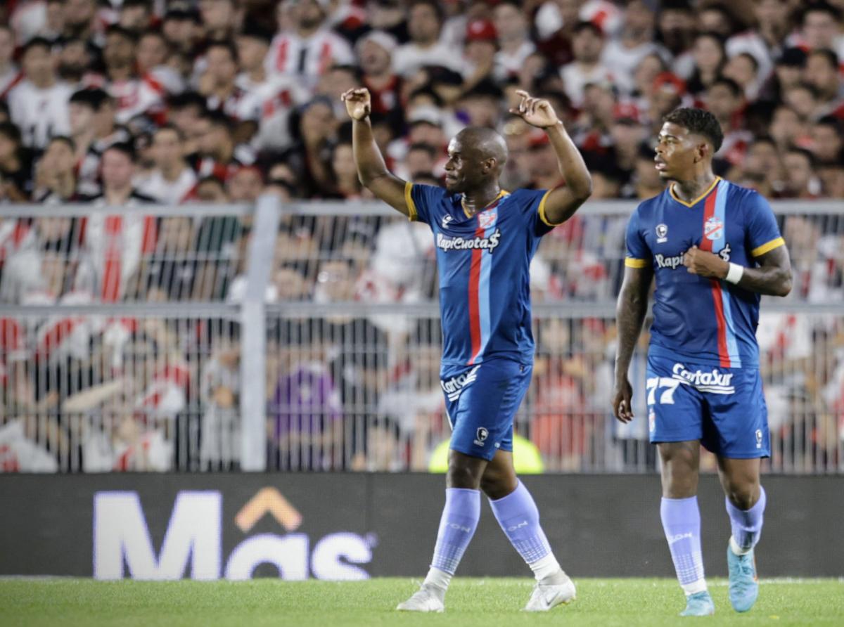 Arsenal dio el gran golpe ante River en el Monumental.