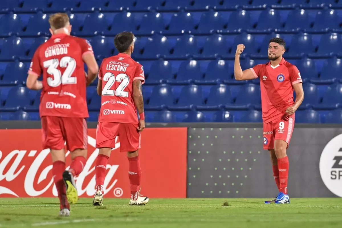 VIDEO | Argentinos debutó con gran triunfo en Paraguay