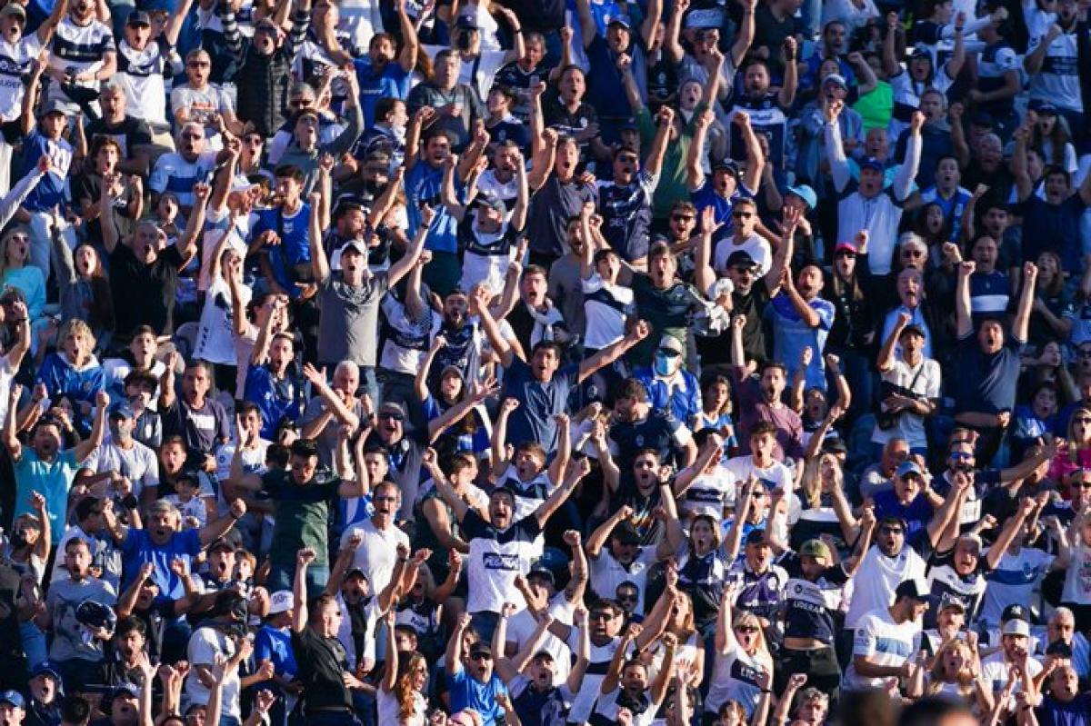 Los hinchas del Lobo se preparan para volver al Bosque. 