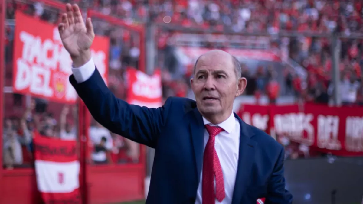 Bochini, a los jugadores: “Juegan en Independiente, peleen un campeonato"