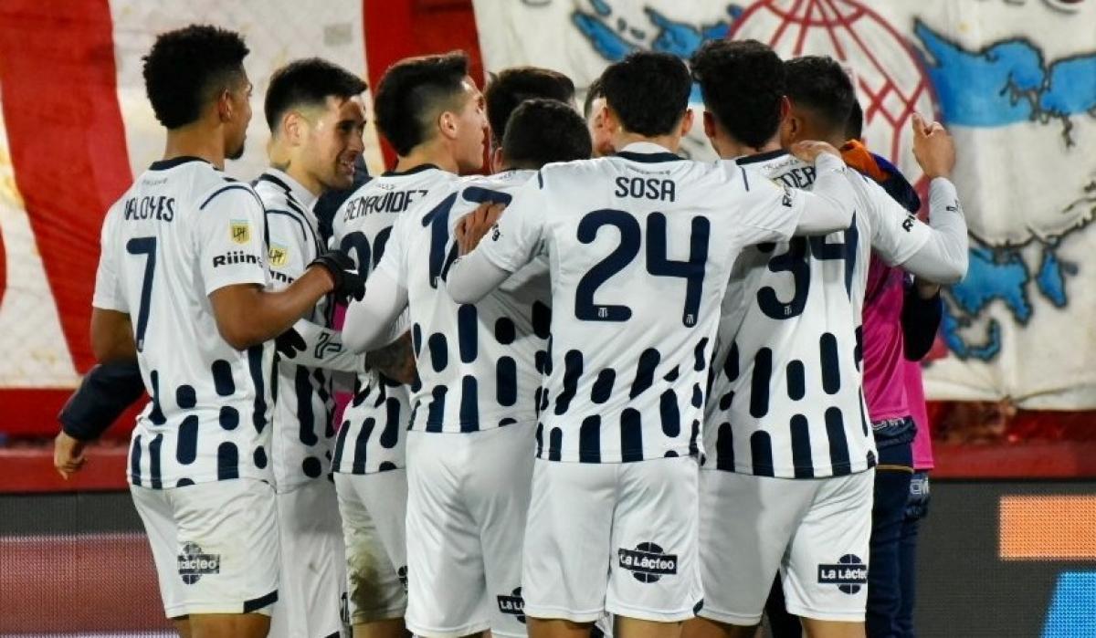 Talleres venció a Huracán sobre el final y postergó la celebración de River