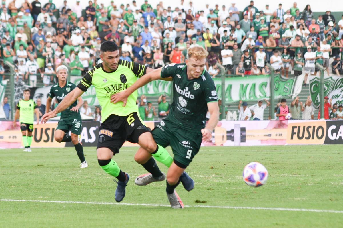 Barracas Central le ganó a Sarmiento de Junín en un partido a puro gol, con incidencias de todo tipo y un árbitro que generó polémica