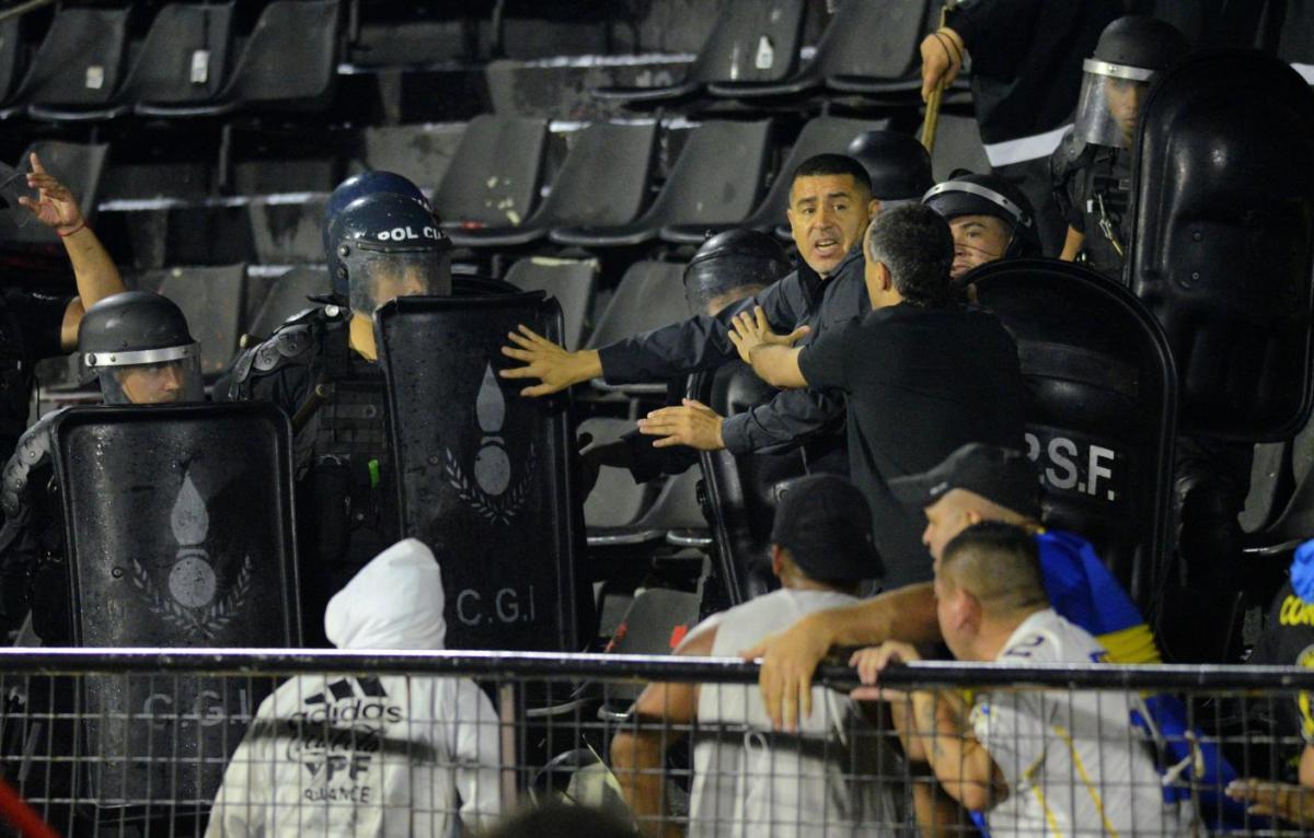 VIDEO | La heroica acción de Riquelme separando a los violentos en la tribuna