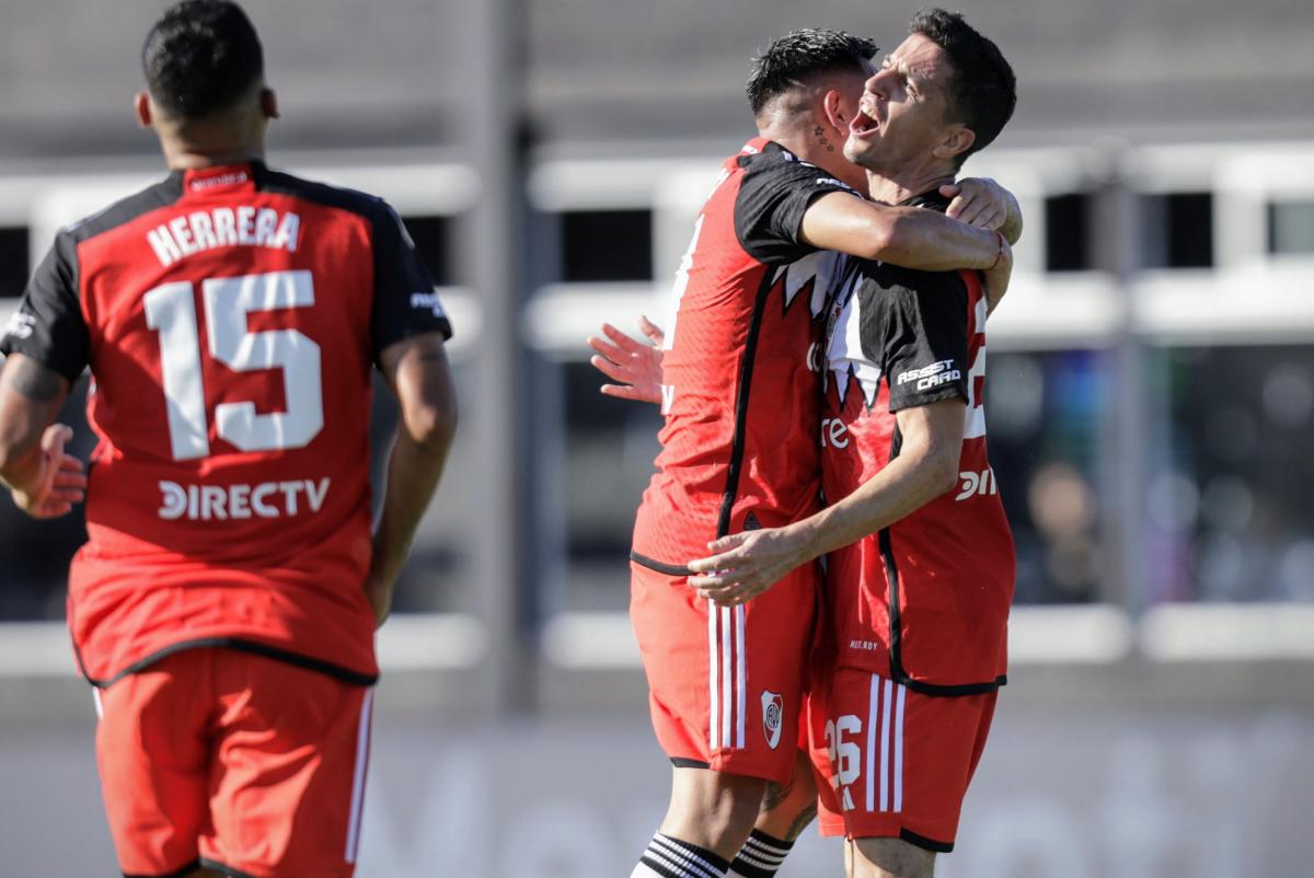 VIDEO | River sigue creciendo y volteó a Riestra en una cancha no acorde al fútbol de élite