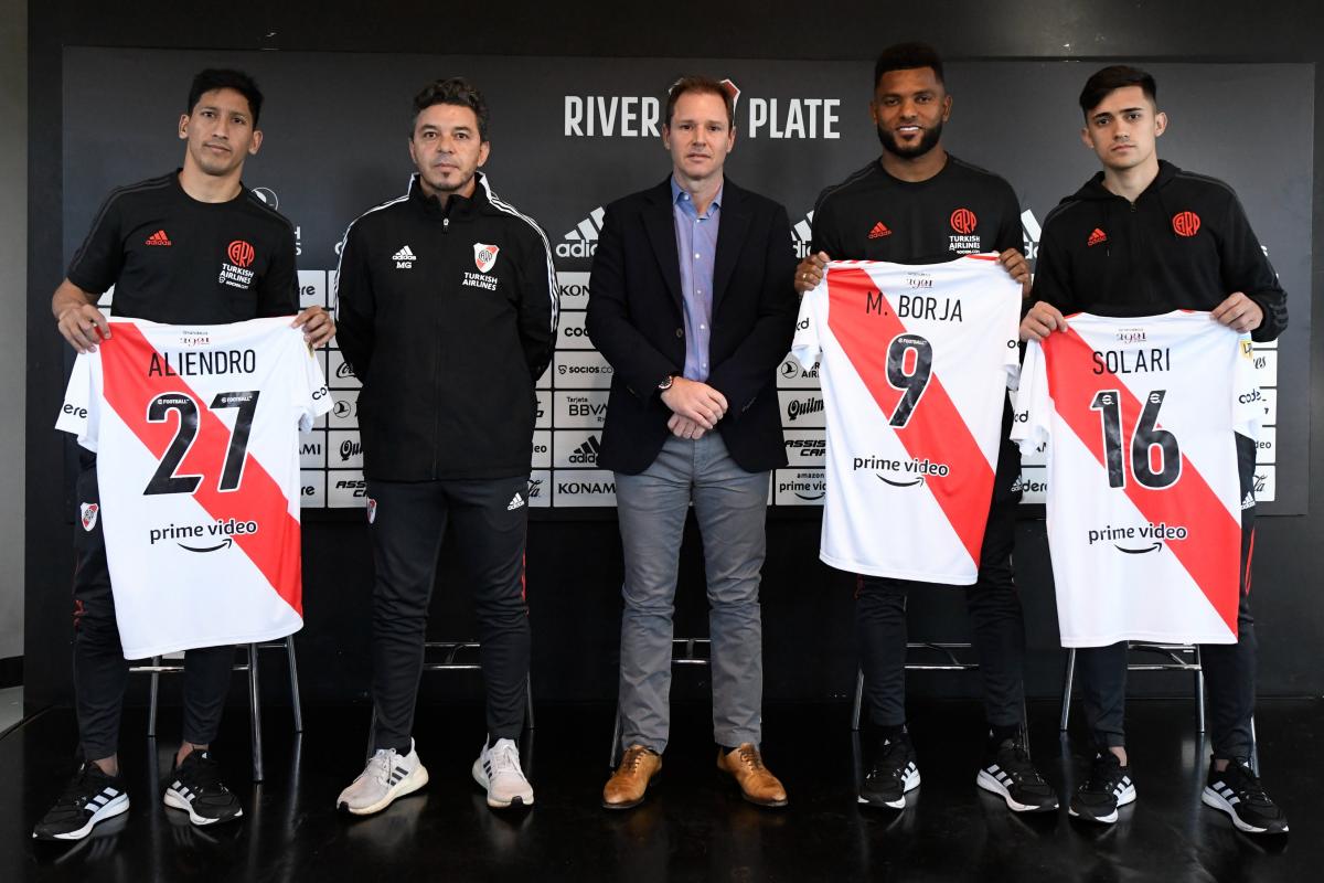 Rodrigo Aliendro, Miguel Borja y Pablo Solari posan con la banda.