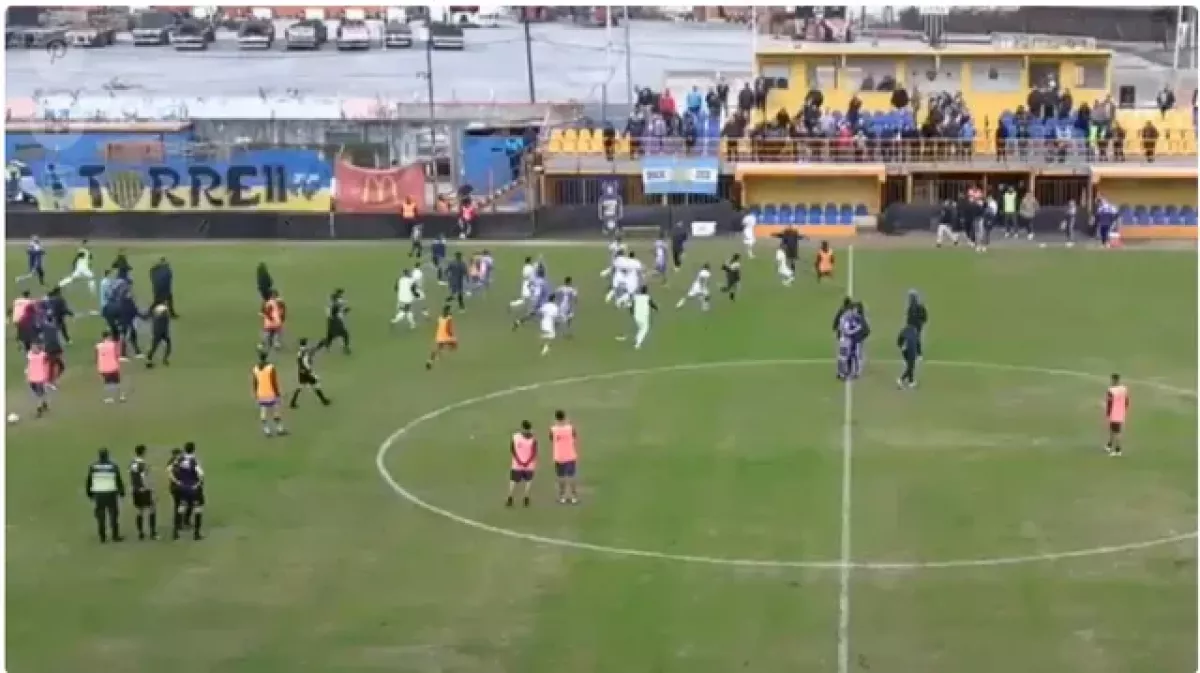 VIDEO | Incidentes, piñas y papelón en Dock Sud - Sacachispas con un jugador inconsciente