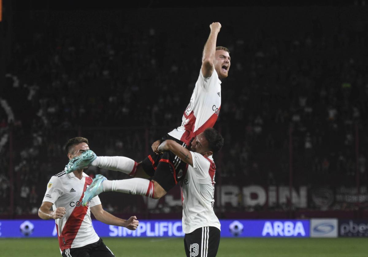 River le sacó el invicto a Lanús en un partido con más polémicas que goles y con el VAR como figura