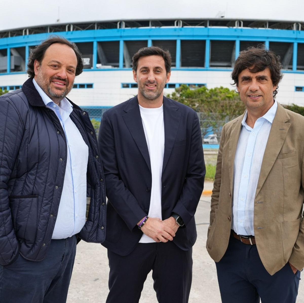 Diego Milito presentó a sus vices y firmó: "Racing fue, es y será de sus socios"