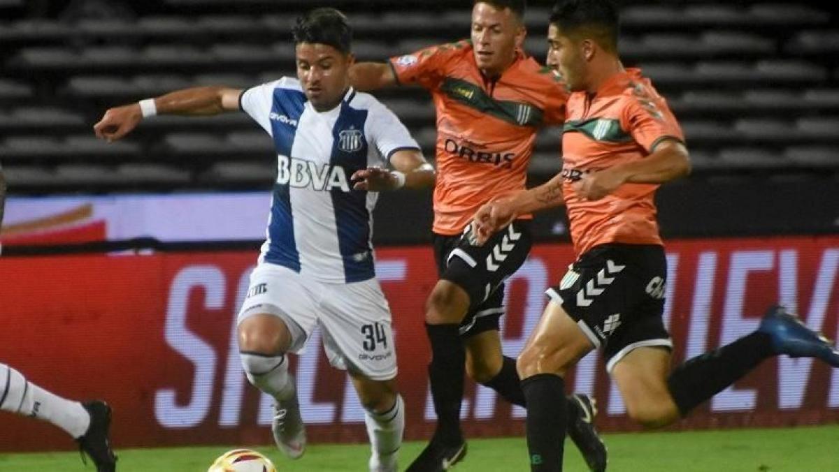 Talleres y Banfield, un lindo cotejo en la noche del domingo. 