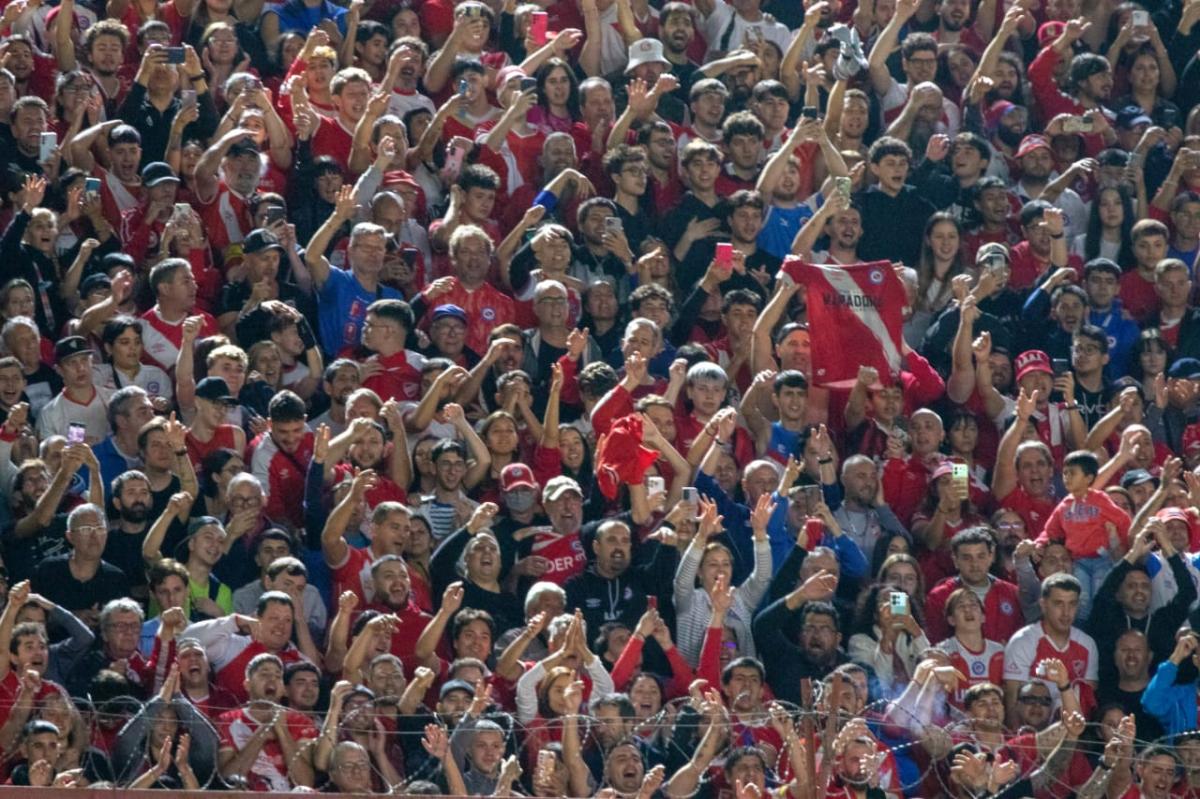Murió un hincha de Argentinos Juniors en la tribuna en pleno partido con Instituto