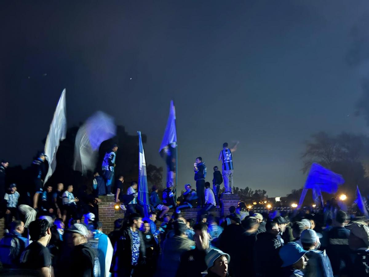 VIDEOS | Impresionante banderazo de Racing en la previa del partido con Vélez