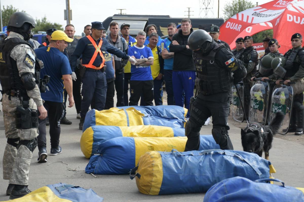VIDEOS | Secuestran armas de fuego en micro de "La 12" en la Autopista Rosario Córdoba