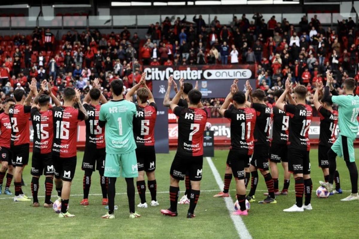 Newells salió a la cancha para saludar a los cinco mil hinchas que fueron al Coloso. 