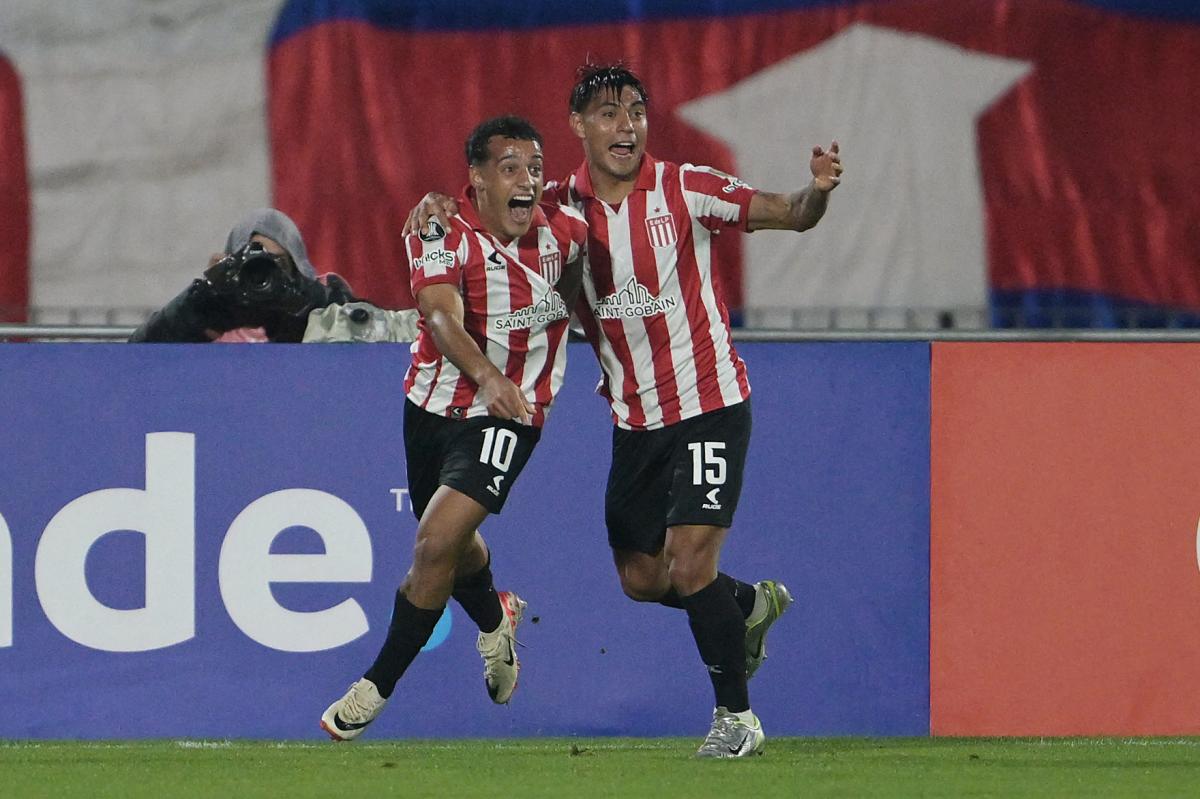 VIDEO | Estudiantes goleó y es el que manda en su Grupo