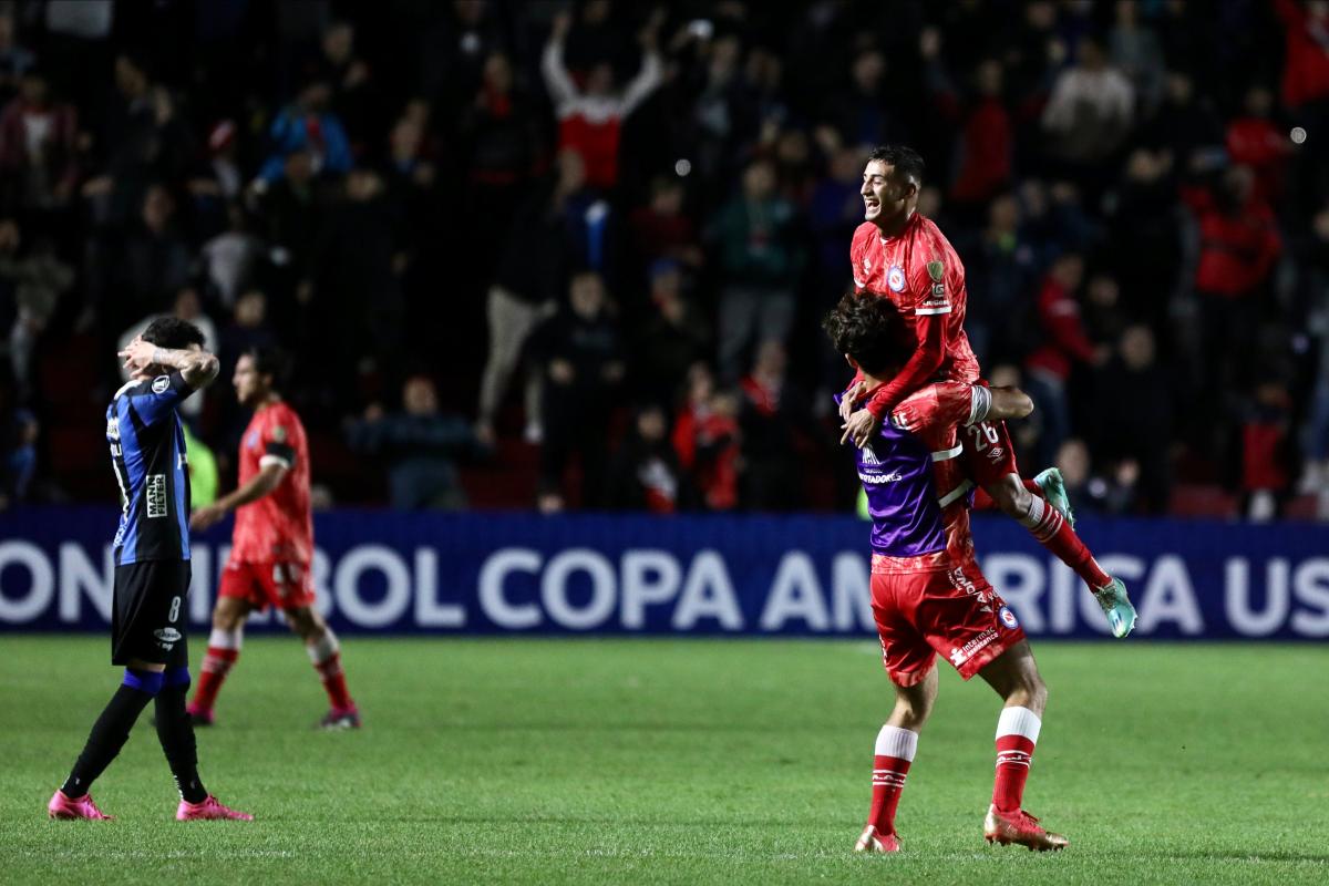 Argentinos Juniors se clasificó a octavos de final de la Copa Libertadores tras vencer a Liverpool