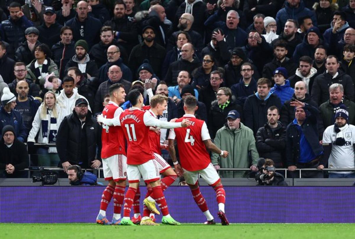 Arsenal ganó por primera vez en la nueva cancha de su clásico rival.