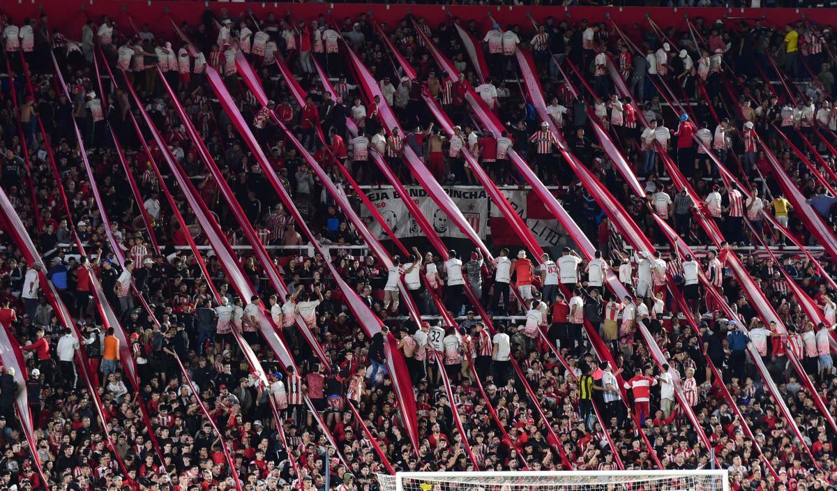 VIDEO | Repudiable gesto de racismo de hincha de Estudiantes a Gremio