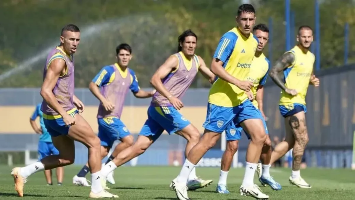 Martínez anduvo probando con Cavani entre los suplentes