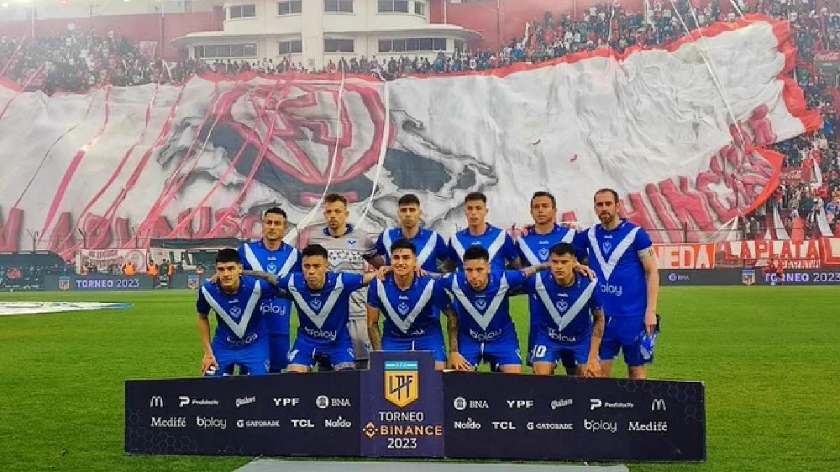 Tras la derrota con Huracán, los jugadores de Vélez fueron agredidos por la barra