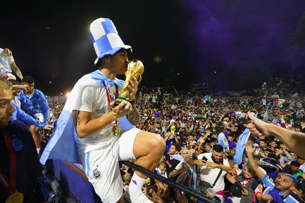 Una postal única: Lautaro Martínez besando la copa y la gente disfrutando abajo.
