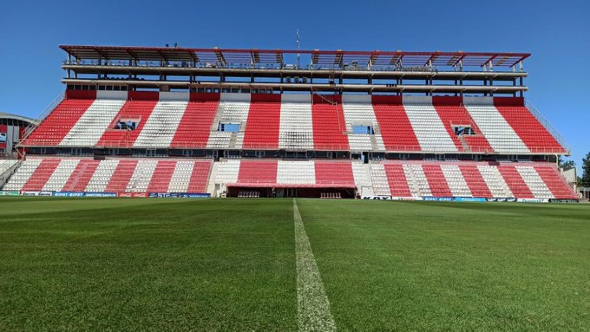 Las puertas del estadio 15 de abril se abren desde las 14 horas.