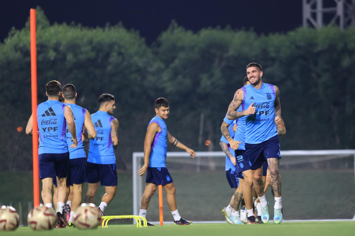 Argentina probó con la línea de cinco y después con Di María