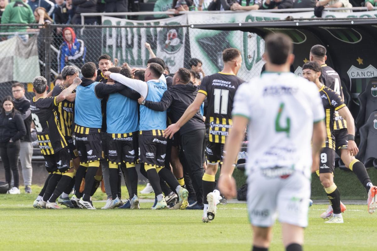 VIDEO | Escándalo e incidentes entre Chicago y Almirante Brown en plena cancha