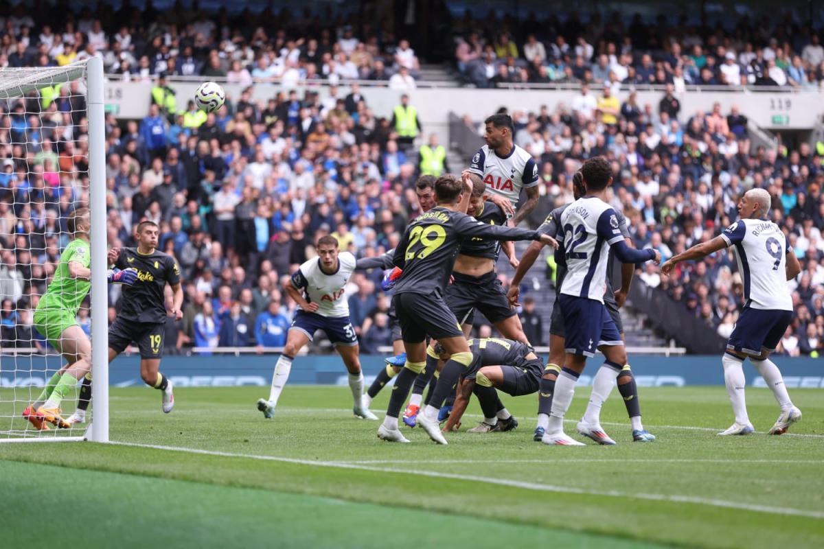 VIDEO | "Cuti" Romero la metió de cabeza para aportar en la goleada del Tottenham