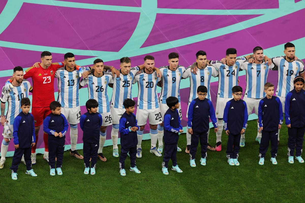 La Scaloneta cantó el himno en TV y radio