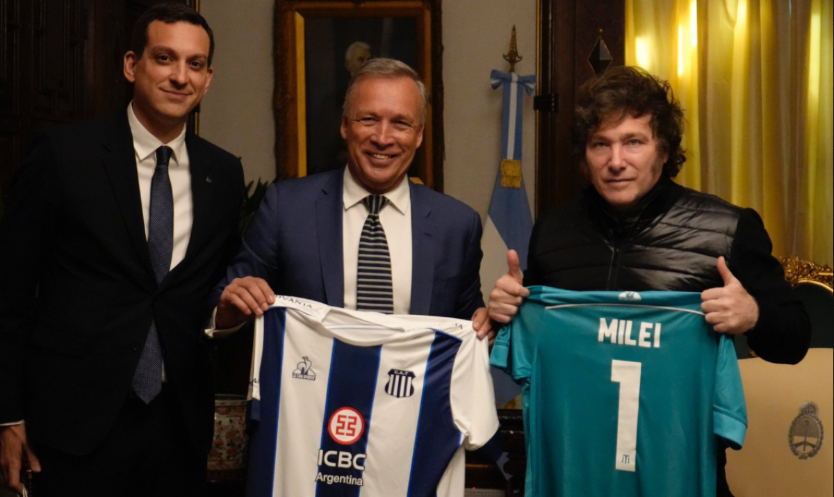 Para llevarle la contra al Chiqui Tapia, Milei recibió al presidente de Talleres