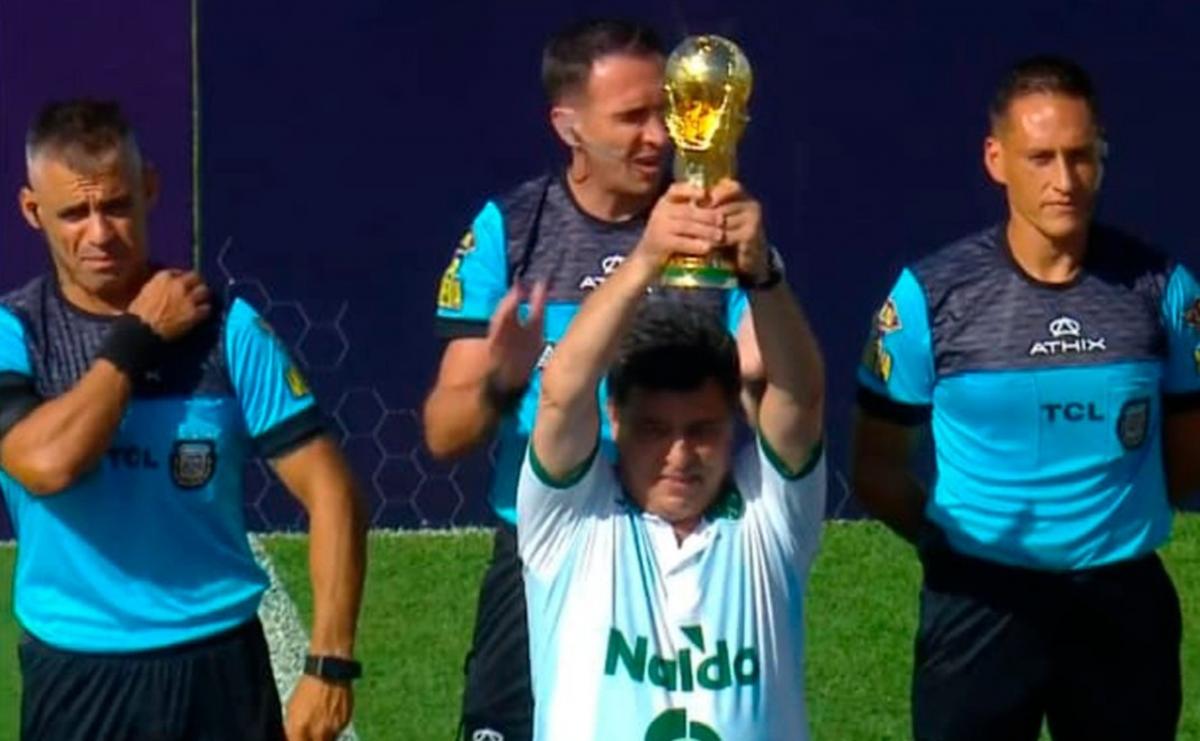 Daniel Passarella levantó la Copa del Mundo en la cancha de Sarmiento de Junín