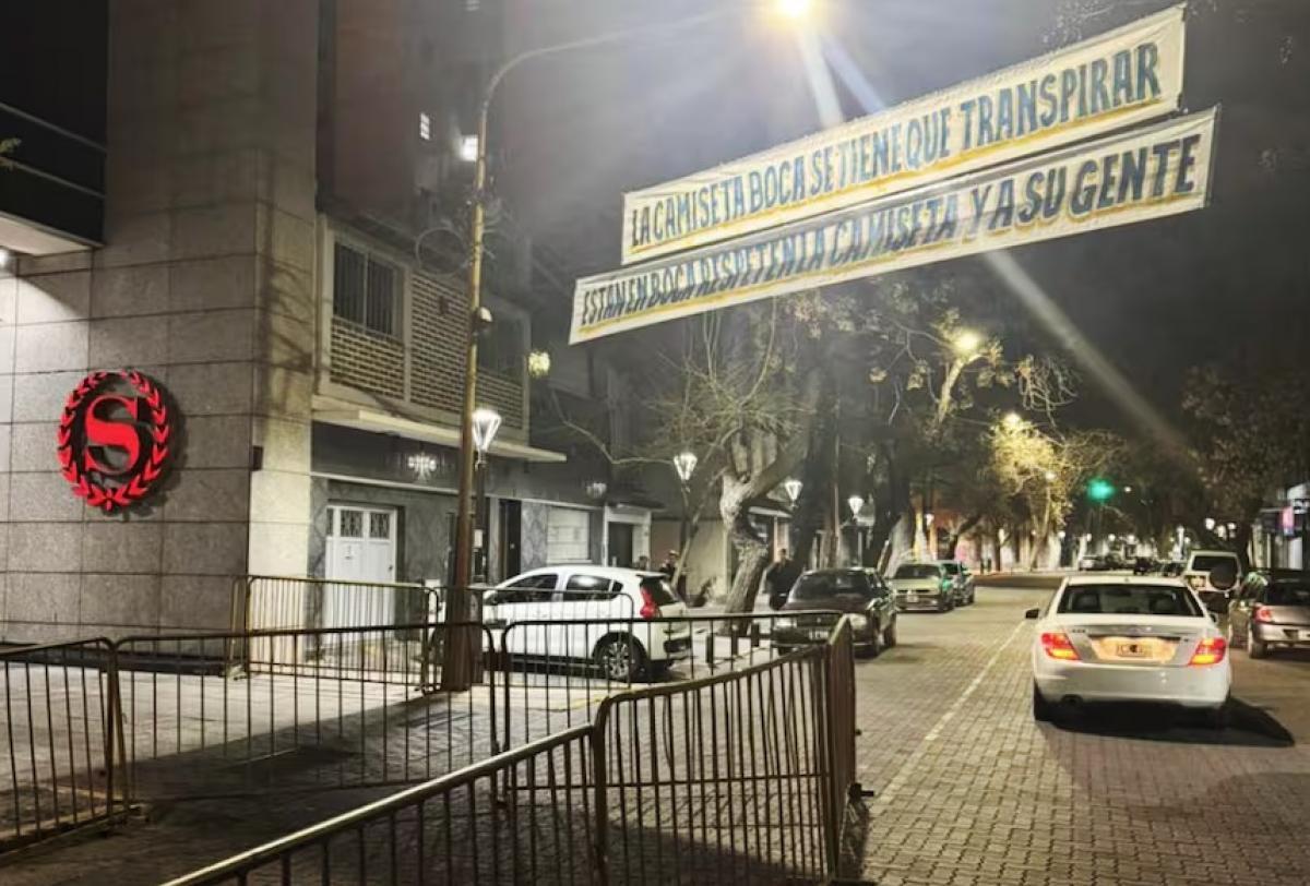 Boca no tiene paz ni de visitante: duro pasacalles contra los jugadores en Mendoza