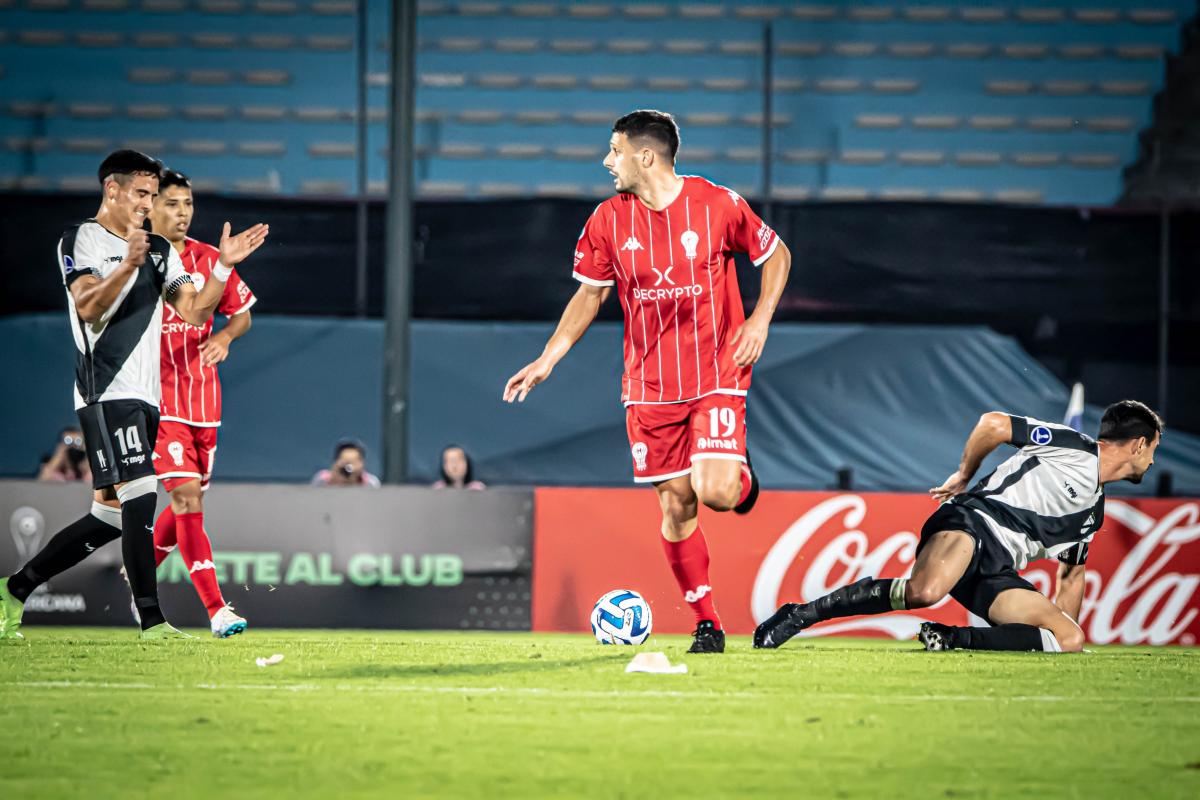 Huracán perdió con Danubio en Montevideo y se complicó su pase de ronda