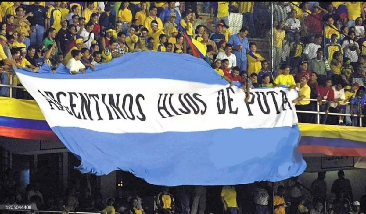 La dolorosa bandera de los hinchas colombianos: "Argentinos hijos de puta"