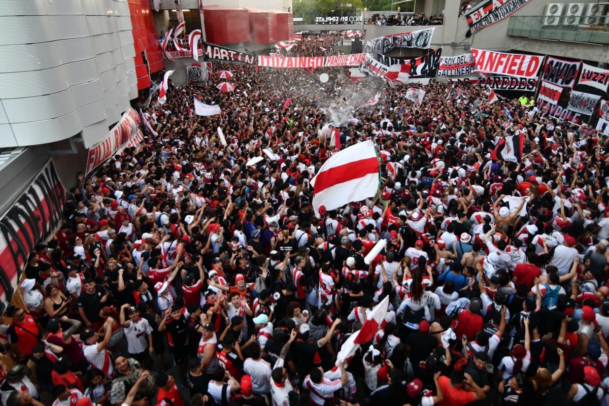 VIDEO | Eligen creer: Multitudinario banderazo de los hinchas de River