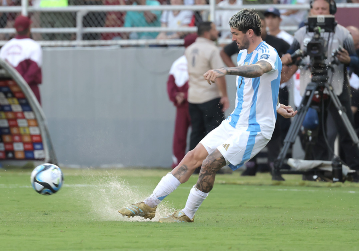 De Paul, muy caliente con la cancha: "No se podía jugar al fútbol"