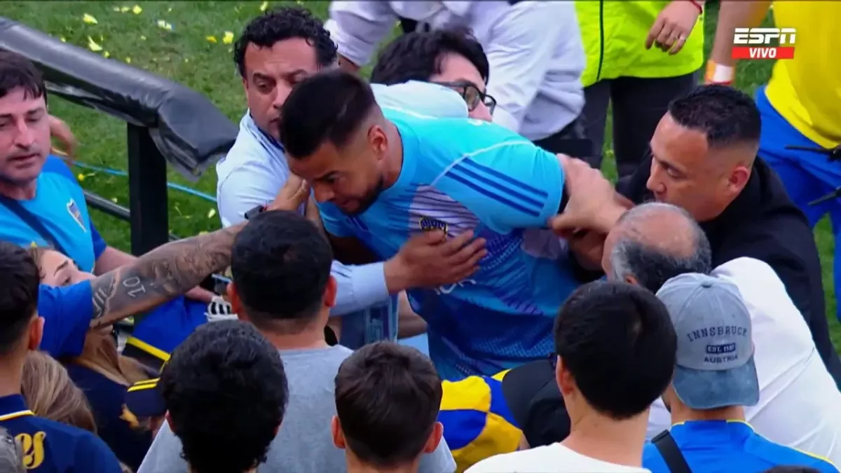 VIDEO | Chiquito Romero se peleó con un hincha de Boca y pidió disculpas: "Se me fue la cabeza"