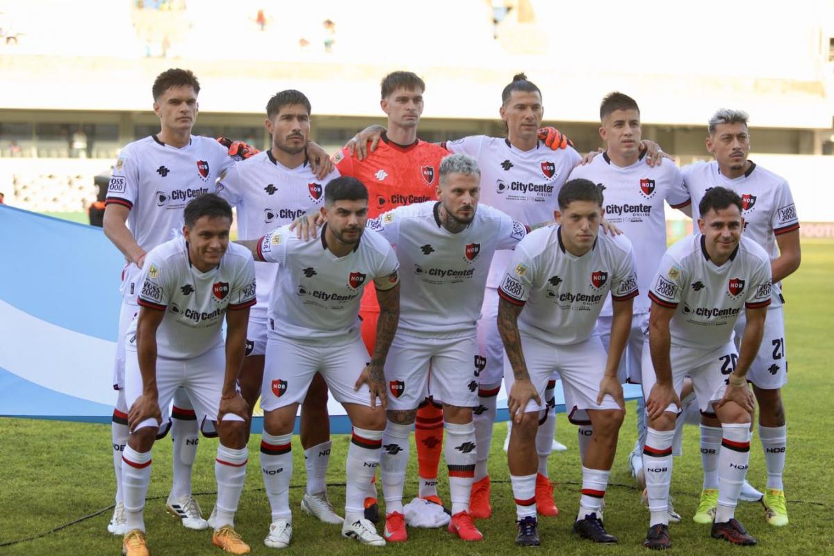 Darío Benedetto debutó y sólo duró media hora en Newells
