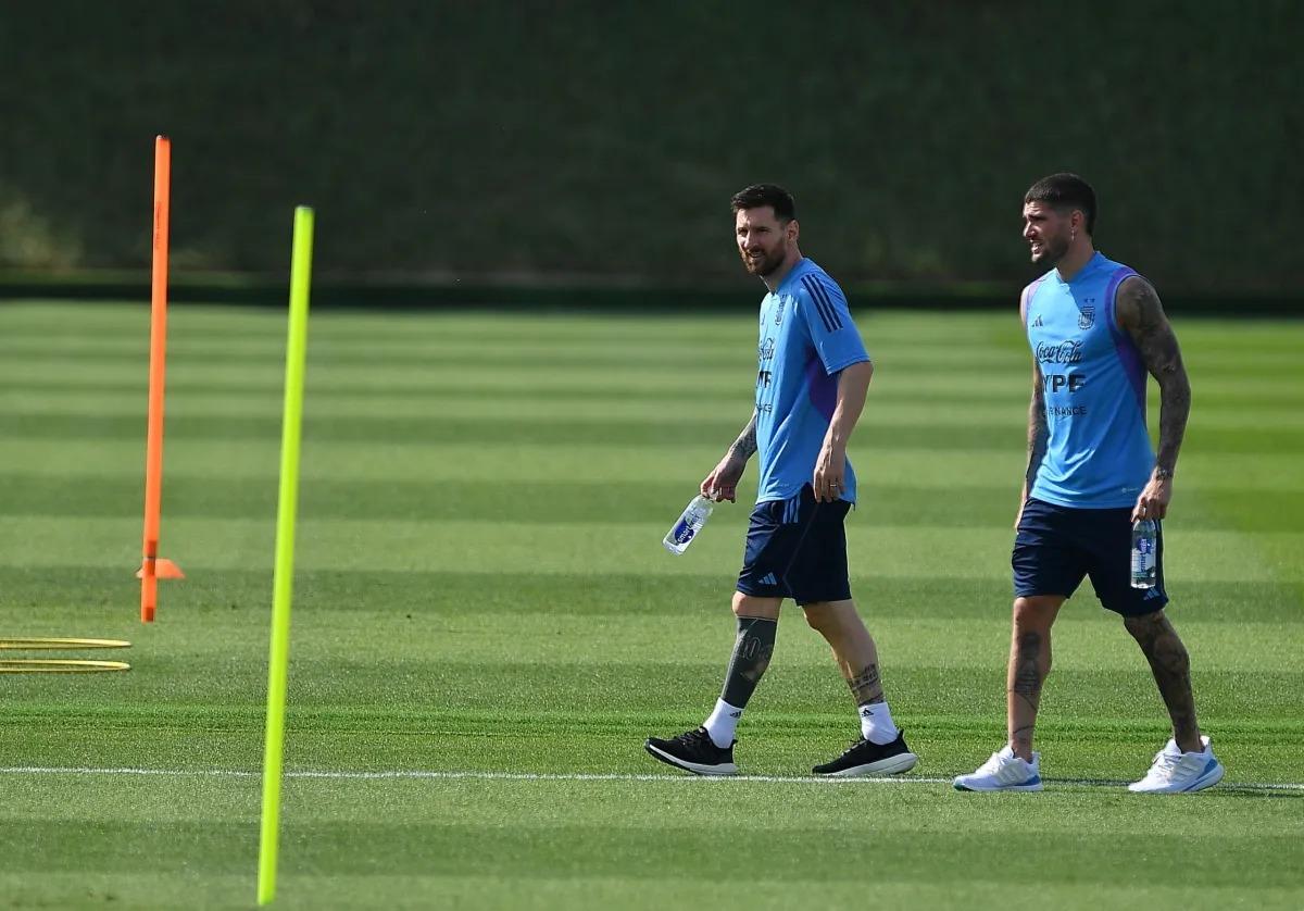 Messi y De Paul aparecieron en el entrenamiento, pero solo miraron. 
