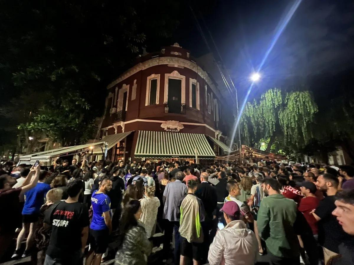 La parrilla Don Julio sufrió una marea humana por la presencia del astro. 