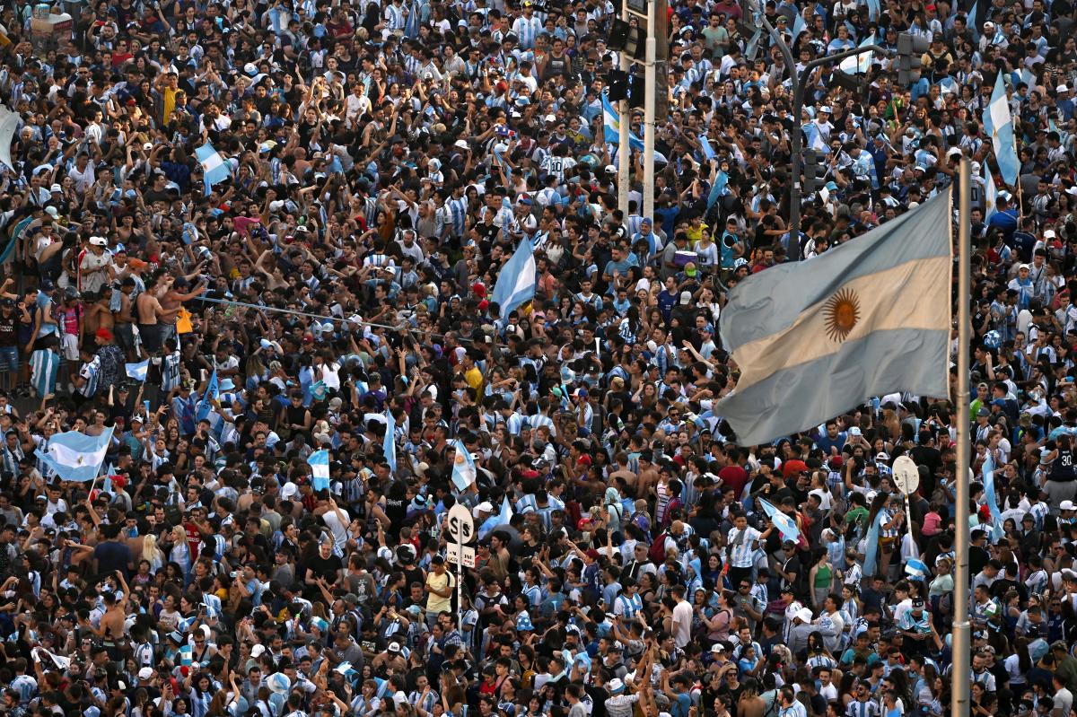 Miles de fanáticos en el Obelisco para festejar la clasificación a la final