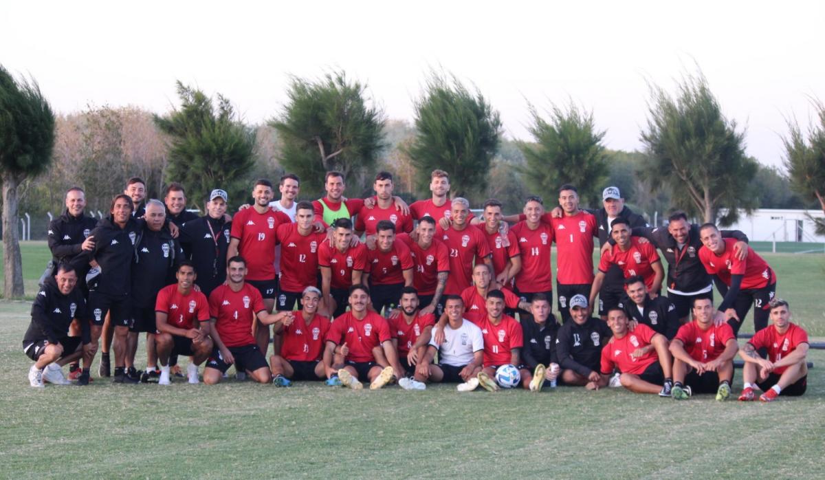 Huracán llegó a Montevideo y realizó la foto grupal. 