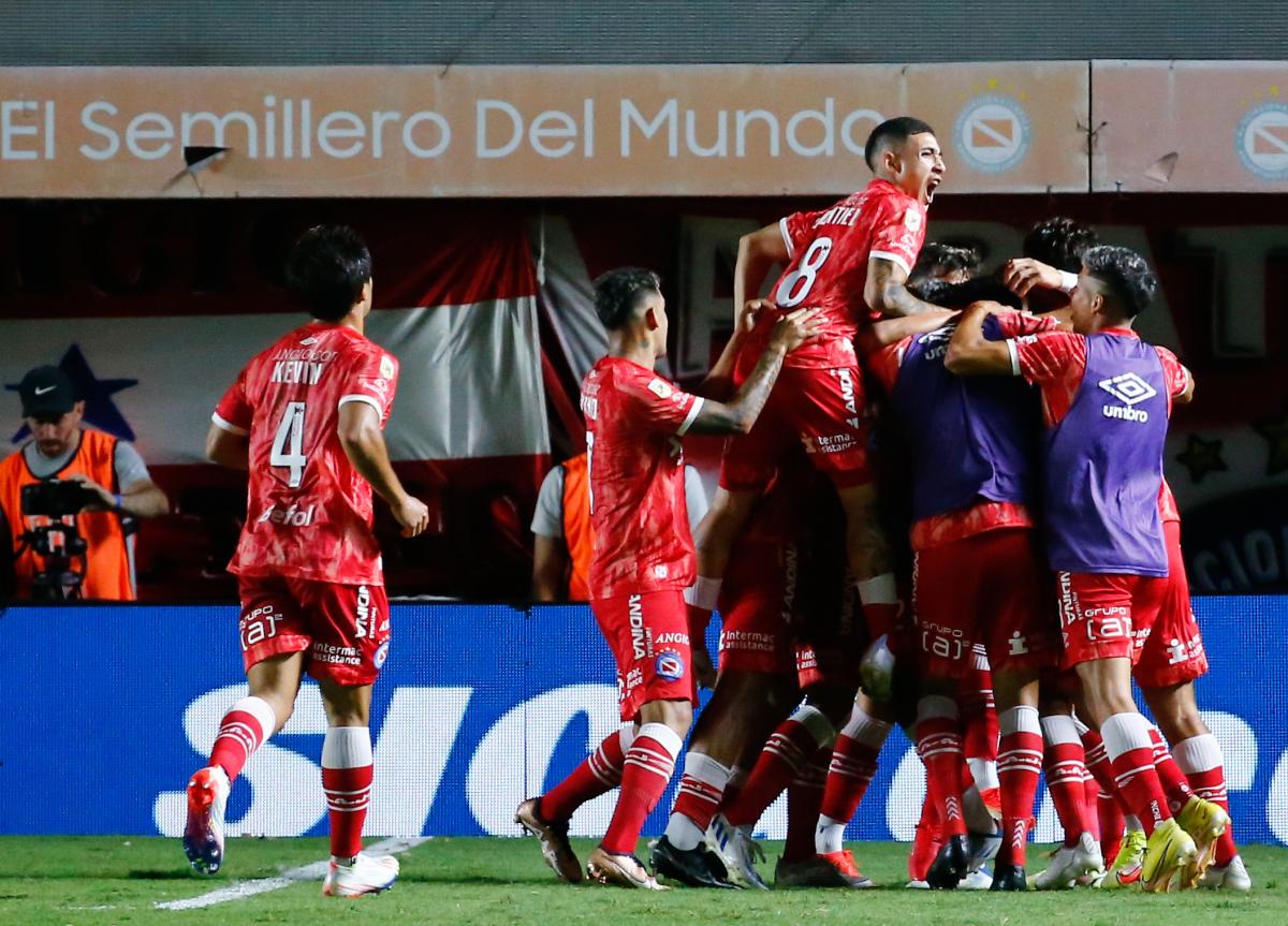 Argentinos venció a Racing y hundió al equipo de Gago en la Liga Profesional