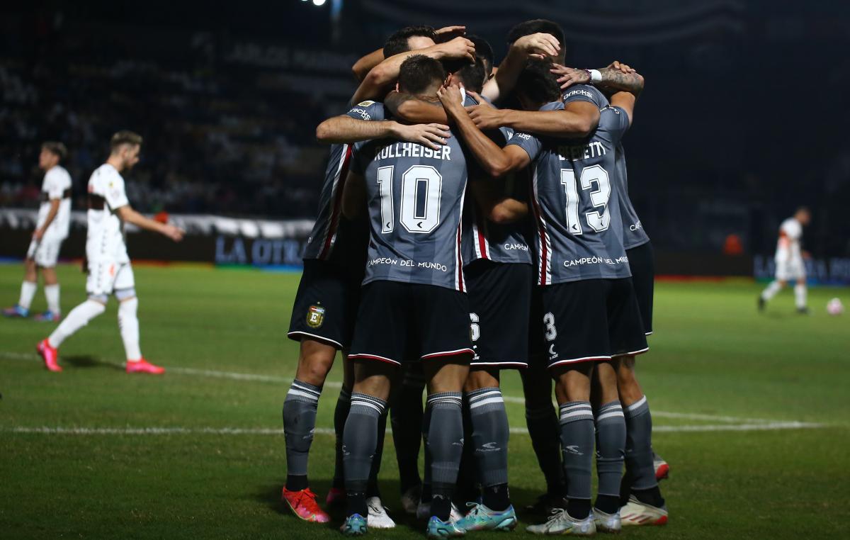 Estudiantes le ganó a Platense y se prendió en la pelea