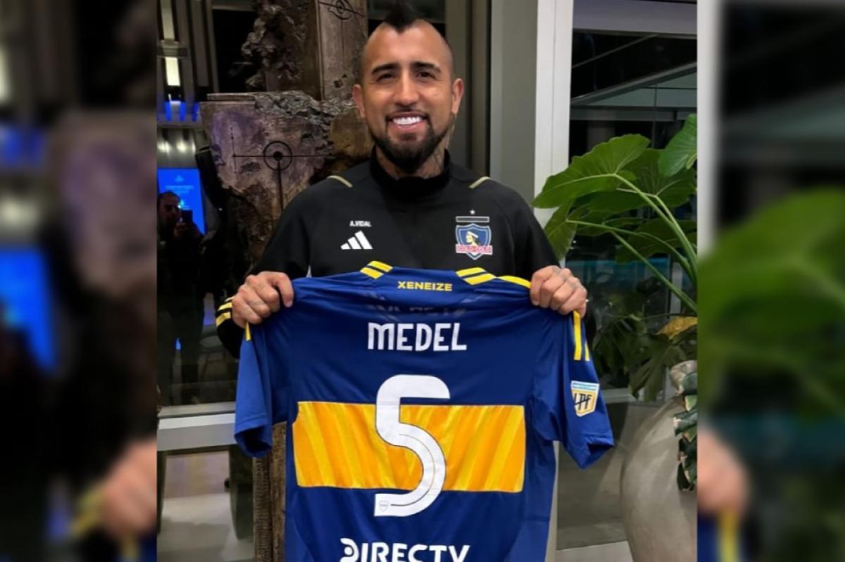 Arturo Vidal calentó la previa de River vs Colo Colo y posó con una camiseta de Boca